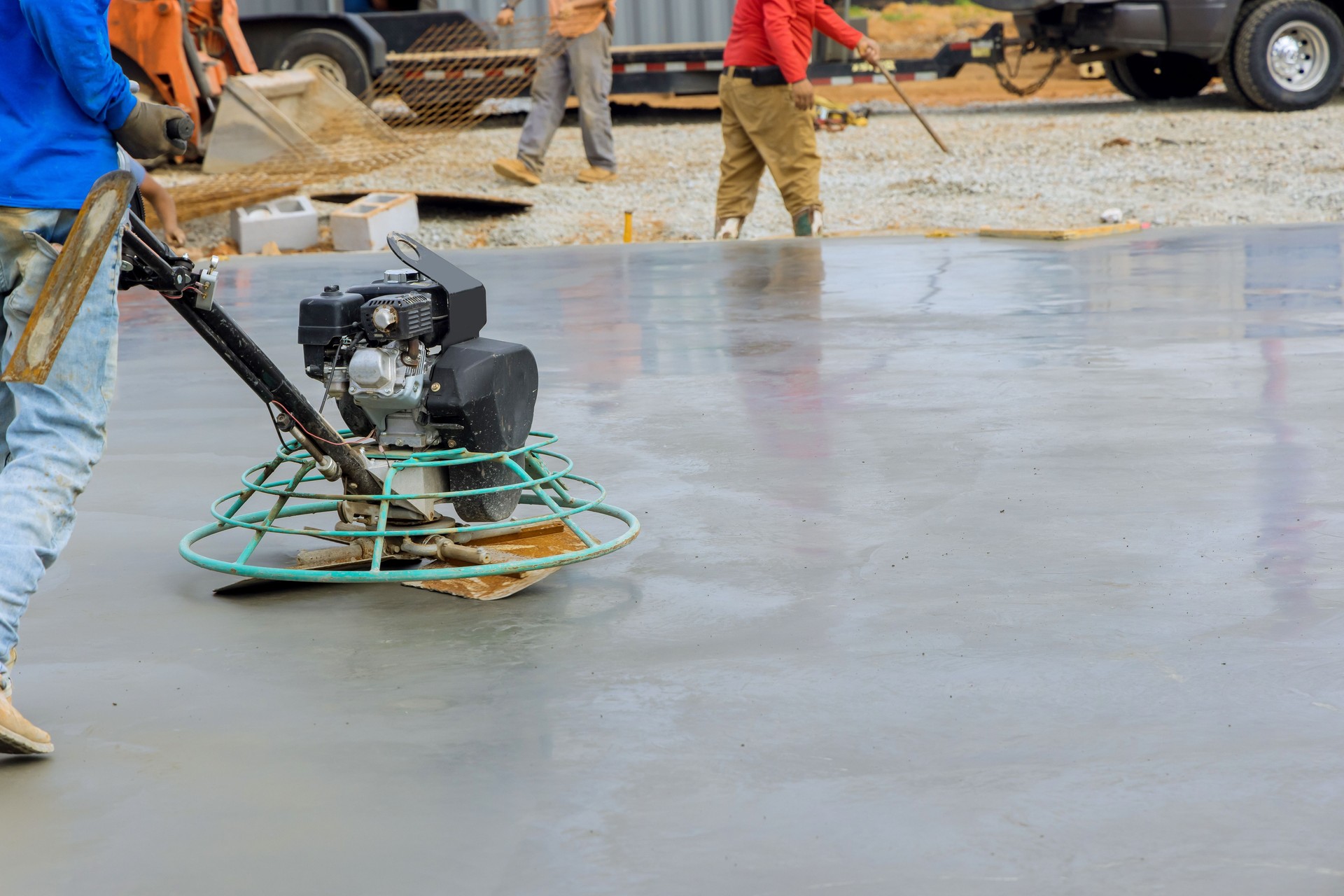 The process of polishing and leveling cement screed mortar floors on the construction site in the process of construction